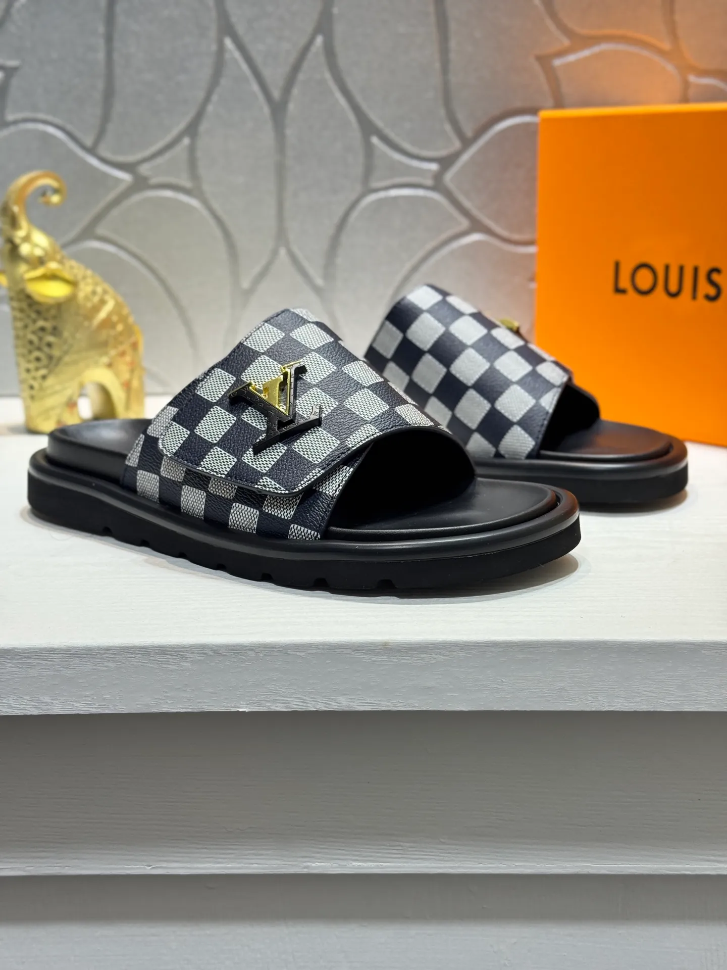 Men's Men's Shoes💰360 [New Style]🦇🦇Top Original [Louis Vuitton] Slippers for Couples👫Spring and Summer Style🎯🎯As an active family in the fashion industry ⭐ Lv takes bold innovation as its true nature ⚡Fabric and floral with hardware🔥Clean and neat ⚡Fashionable and elegant🌹Multiple colors available Size: 36-44 (45. Customized